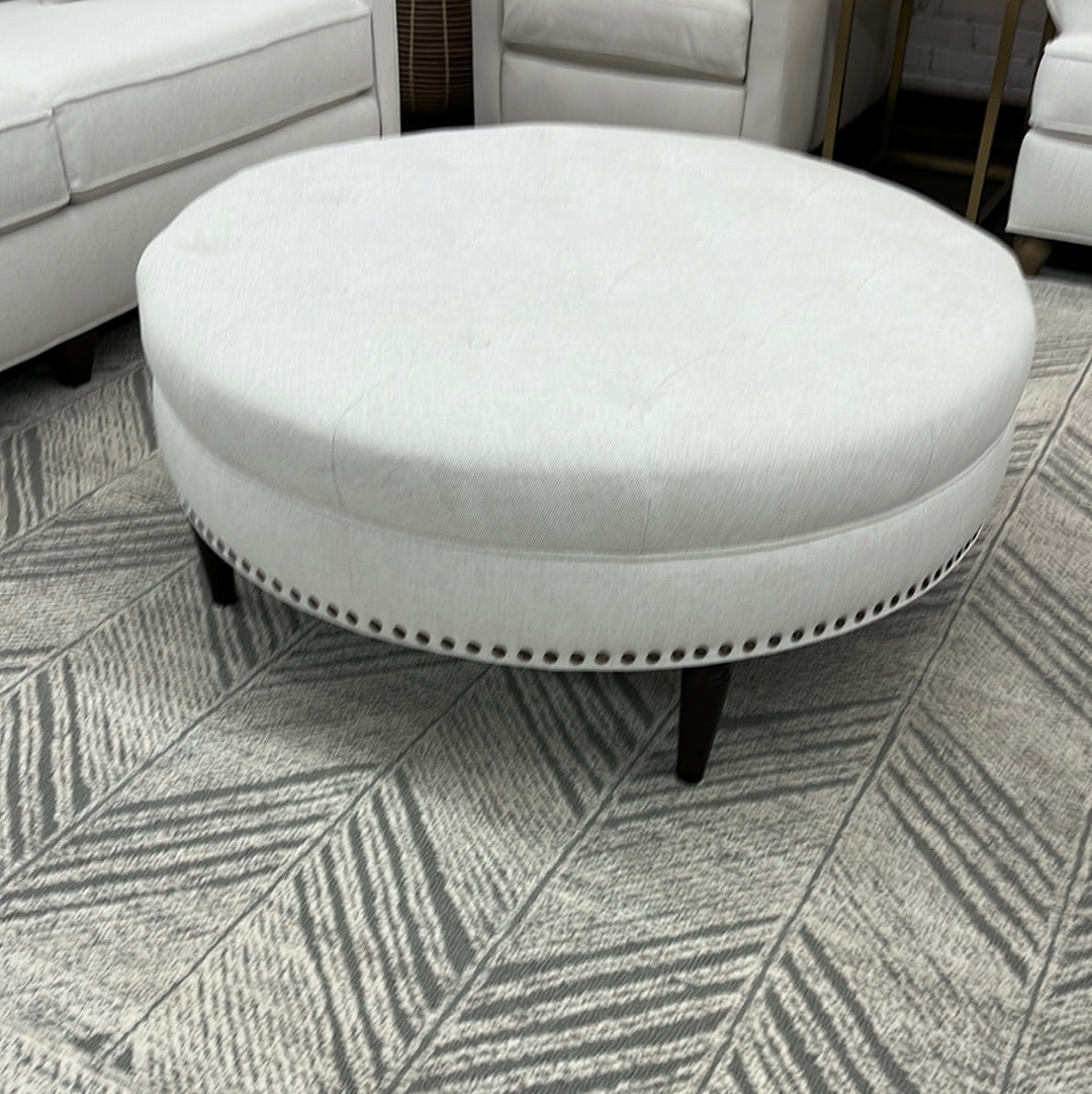 STUDIO 1400-4545T TUFTED LARGE ROUND OTTOMAN 1495-0 W/TRIM