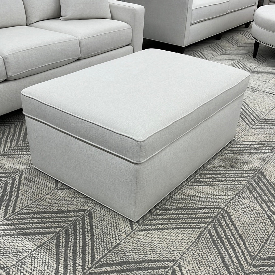STUDIO 1402-S4530 LG RECTANGLE STORAGE OTTOMAN 1495-0