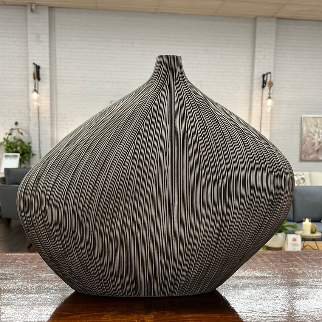 A2000547 DONYA ANT. BLACK VASE